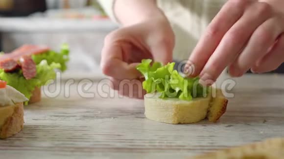 英国早餐的女人做三明治视频的预览图