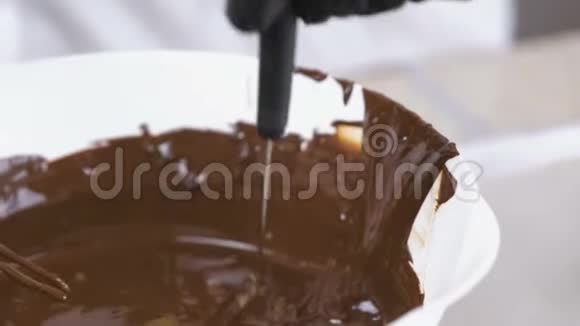 把糖果浸在融化的巧克力里巧克力糖果的生产视频的预览图