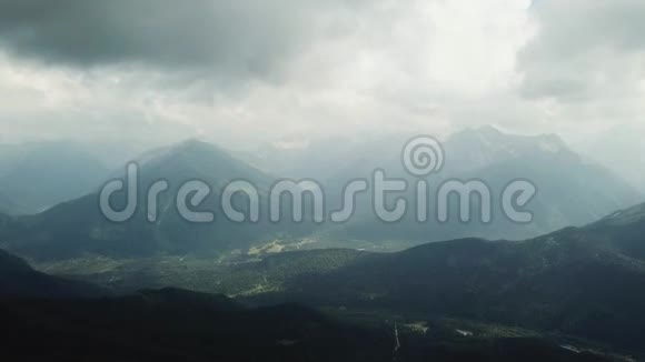 空中观景台在美丽的云彩中飞越高山在云层中飞行美丽的风景视频的预览图