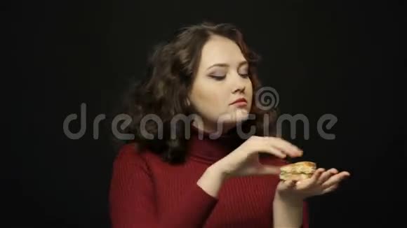 美女吃快餐特写镜头视频的预览图