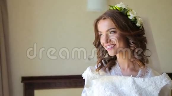 幸福的新娘试着穿上婚纱微笑着视频的预览图