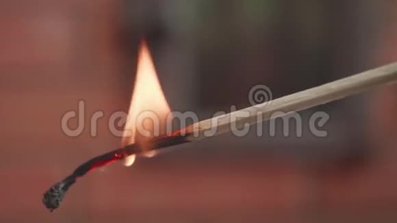 巨大的火柴燃烧在一个砖壁炉的背景下视频的预览图