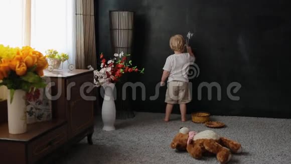 小男孩在黑板上画粉笔视频的预览图