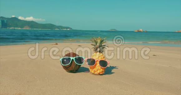 热带异国海岸热带海滩上菠萝在炎热的夏季太阳下太阳眼镜上的水果特写镜头视频的预览图