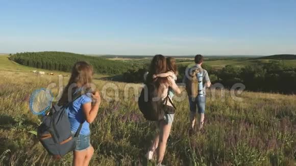团队旅行者农村带小孩的游客家庭旅行者欣赏美丽的风景和自然视频的预览图