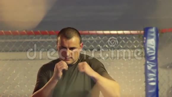 拳击手在健身房锻炼慢动作视频的预览图