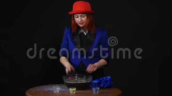 女魔术师在水中用沙子做戏法视频的预览图