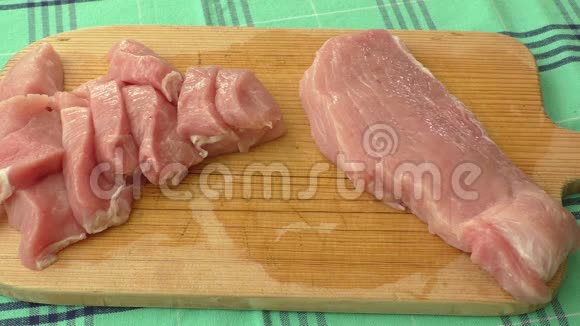 砧板上的新鲜猪肉被切成碎片视频的预览图
