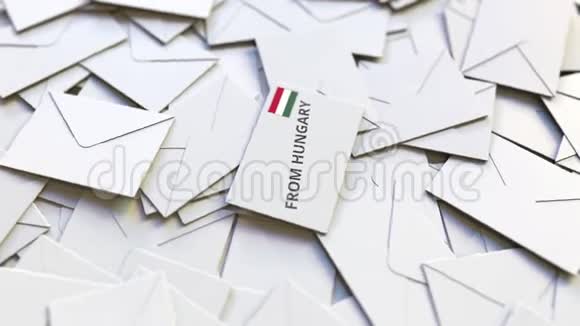 信封与匈牙利文本在一堆其他信封上国际邮件相关概念三维动画视频的预览图