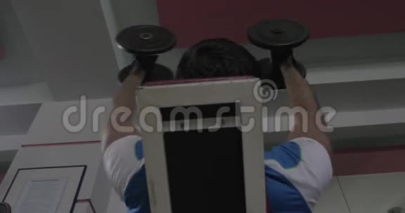 在健身房用哑铃训练男人视频的预览图