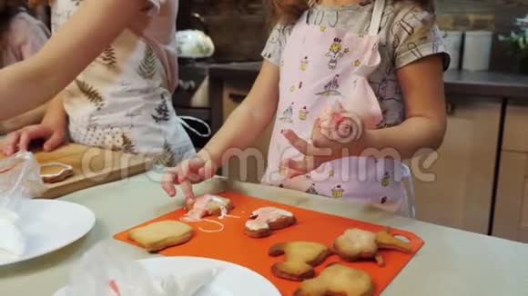 可爱女孩的肖像用釉装饰饼干视频的预览图