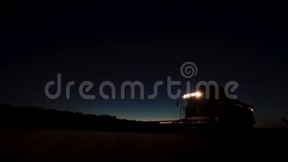 夜间用联合收割机收割小麦视频的预览图