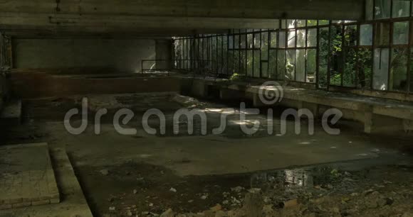 在废弃的大楼里视频的预览图