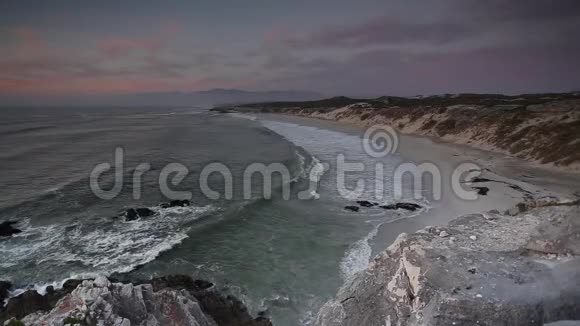 一个沿海村庄的无人机镜头视频的预览图
