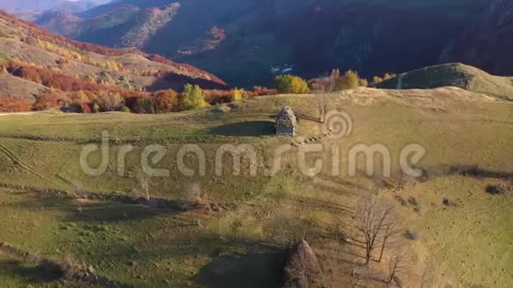 空中无人机4k观看罗马特兰西瓦尼亚的秋季乡村景观和木屋视频的预览图