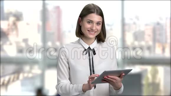 优雅的年轻女子使用数字平板电脑视频的预览图