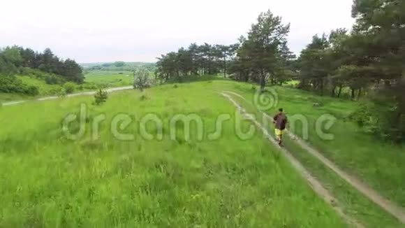 运动员在草坪上横跑的鸟瞰图4k后面的镜头视频的预览图