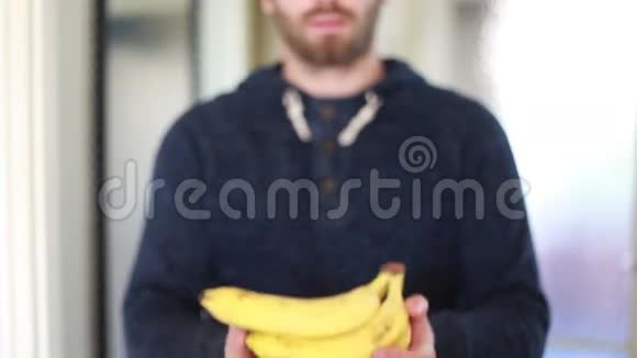 男人手拿香蕉的观点视频的预览图
