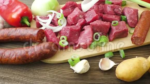 生料用于炖肉绞肉或汤新鲜的生切牛肉放在木制的切割板上上面有香料和蔬菜视频的预览图
