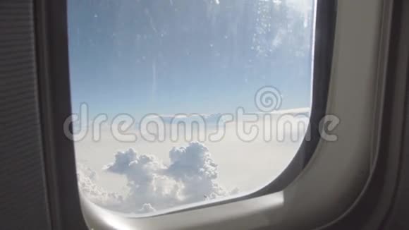 从飞机窗口飘来的云视频的预览图