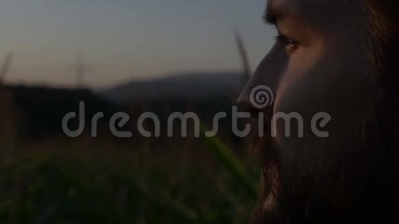 日落日出时留着胡须的英俊男子的轮廓景观视频的预览图