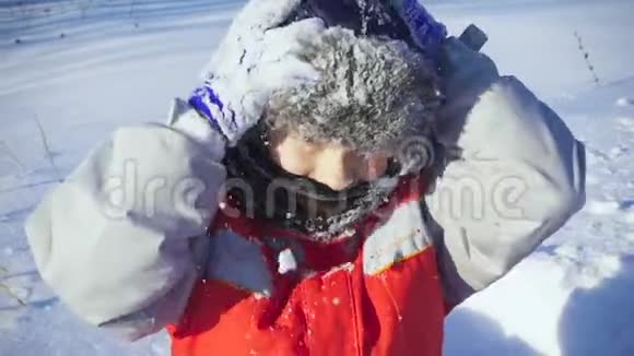 冬天公园雪地上快乐男孩的肖像视频的预览图