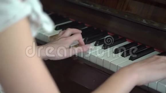 弹钢琴键盘的小手视频的预览图