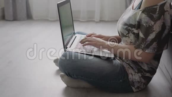 在家工作的女人在地板上视频的预览图