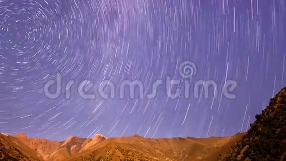 山的夜景全景线路时间流逝4K视频的预览图