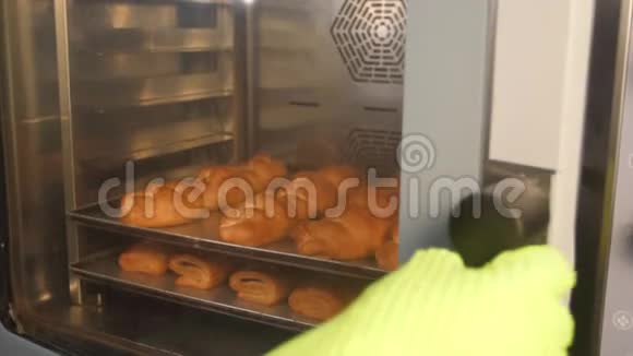 面包在烤箱里煮面包店视频的预览图