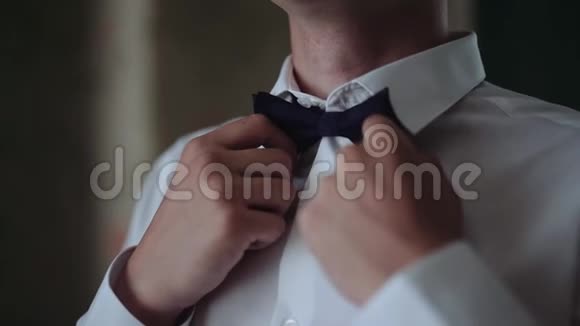 人伸直领结年轻人穿上经典的黑色领结视频的预览图
