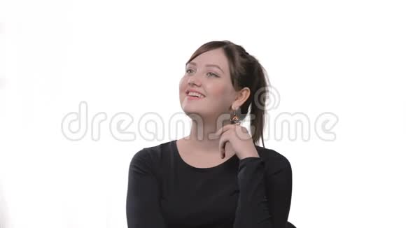 微笑的年轻女子穿着条纹连衣裙全长度视频的预览图