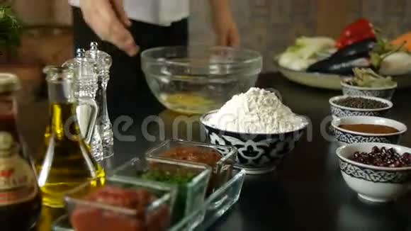 厨师拿了一碗面粉用手倒入盘子里视频的预览图