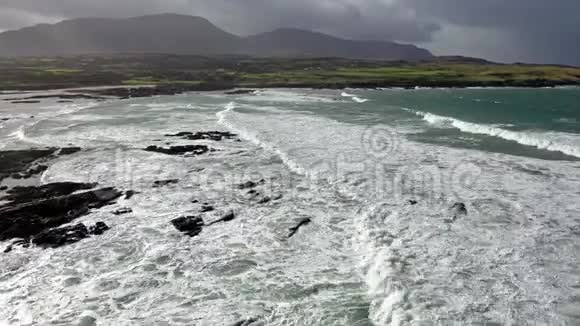 迪里米滕靠近阿尔达拉郡的迷人海岸线爱尔兰的多尼加尔大西洋之路视频的预览图
