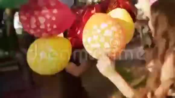 快乐的一对男女相爱日落时带着彩色气球那个带着女孩的家伙从气球上跳下来视频的预览图