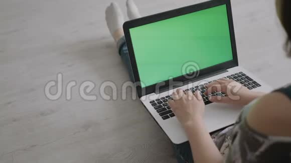 年轻女子坐在地上用手提电脑工作视频的预览图