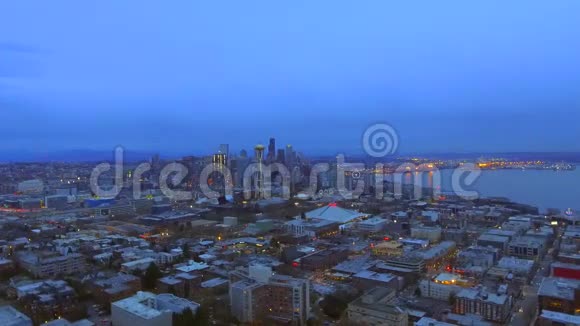 一架无人机的空中镜头显示了这个城市视频的预览图