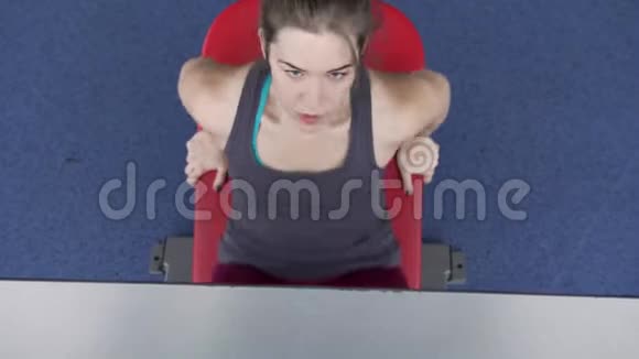 女子体操训练腿视频的预览图