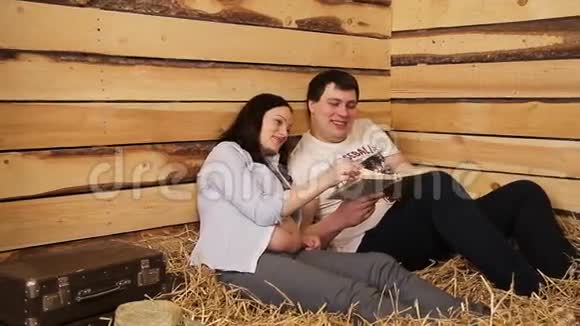 孕妇和她丈夫在看书视频的预览图