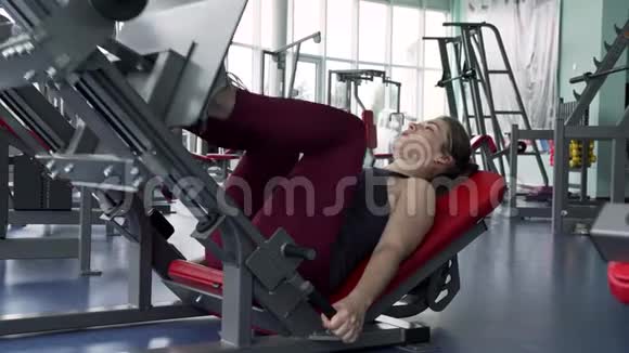 健身房里的贴身女子训练腿视频的预览图