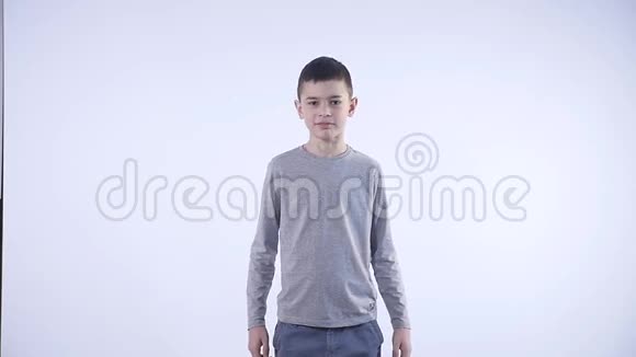 讨厌的男孩白色背景下人类的负面情绪视频的预览图