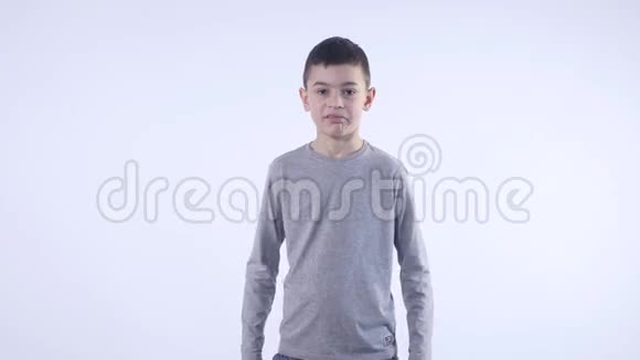 讨厌的男孩白色背景下人类的负面情绪视频的预览图