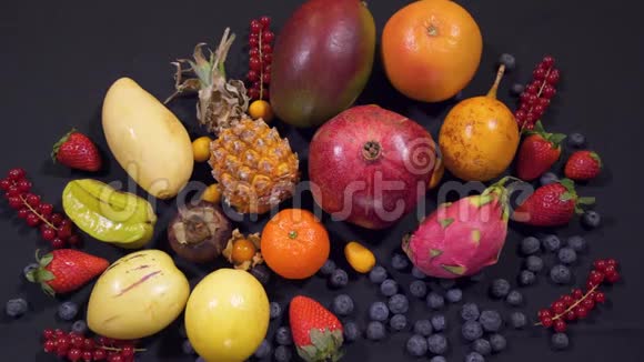 不同种类的水果分布在黑色背景的桌子上视频的预览图