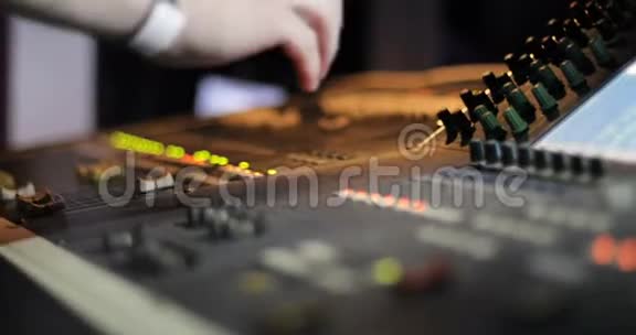音频混频器面板混频器控制音量电平记录专业媒体技术混频设备数字音乐视频的预览图