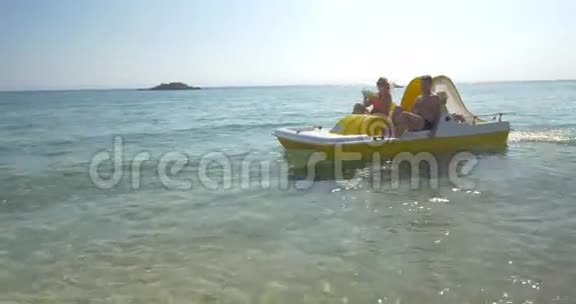 一家人在脚踏船上享受海上旅行视频的预览图