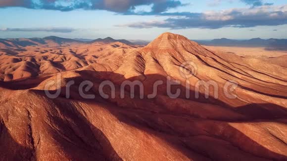 飞越西班牙Fuerteventura岛沙漠空中景观视频的预览图