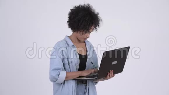年轻快乐的非洲女人用笔记本电脑思考视频的预览图