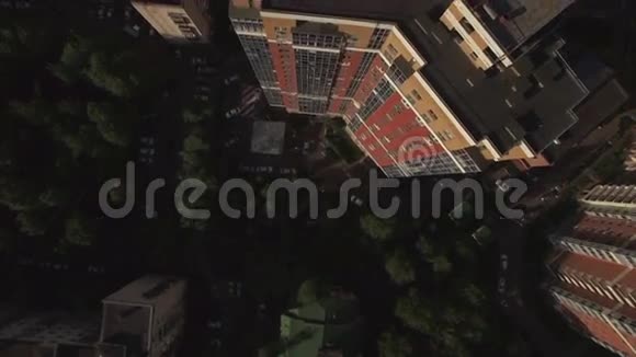 莫斯科空中绿树丛中多层房屋视频的预览图