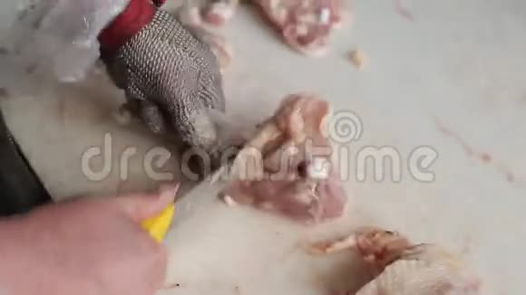 食品工业鸡肉屠夫切肉手切鲜肉视频的预览图