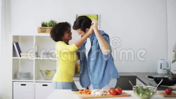 幸福夫妻在家做饭跳舞视频的预览图